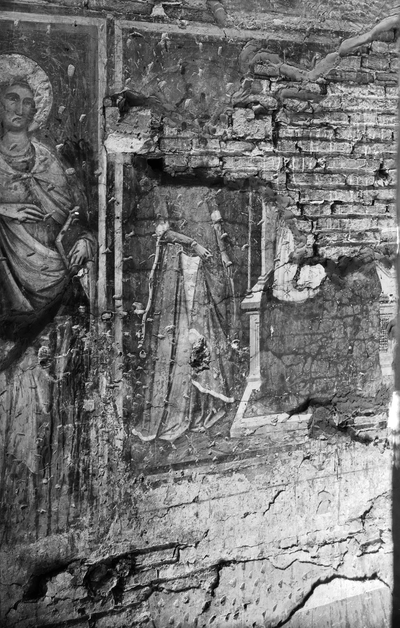 Chiesa Santa Caterina. Madonna e Santa Caterina dopo il bombardamento del 13/3/1944.Tomaso da Modena (negativo) di Gabinetto fotografico (XX)