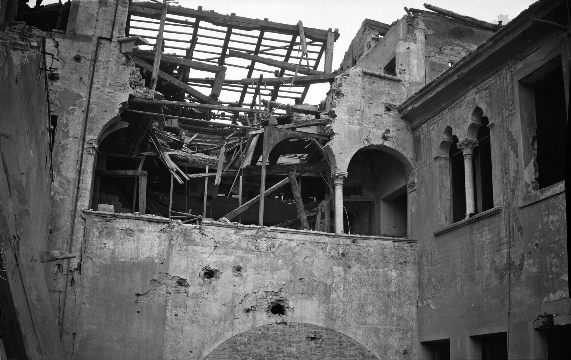 Via Volpada. Scuola Prati. La loggia dopo il bombardamento del 13/3/1945 (negativo) di Gabinetto fotografico (XX)