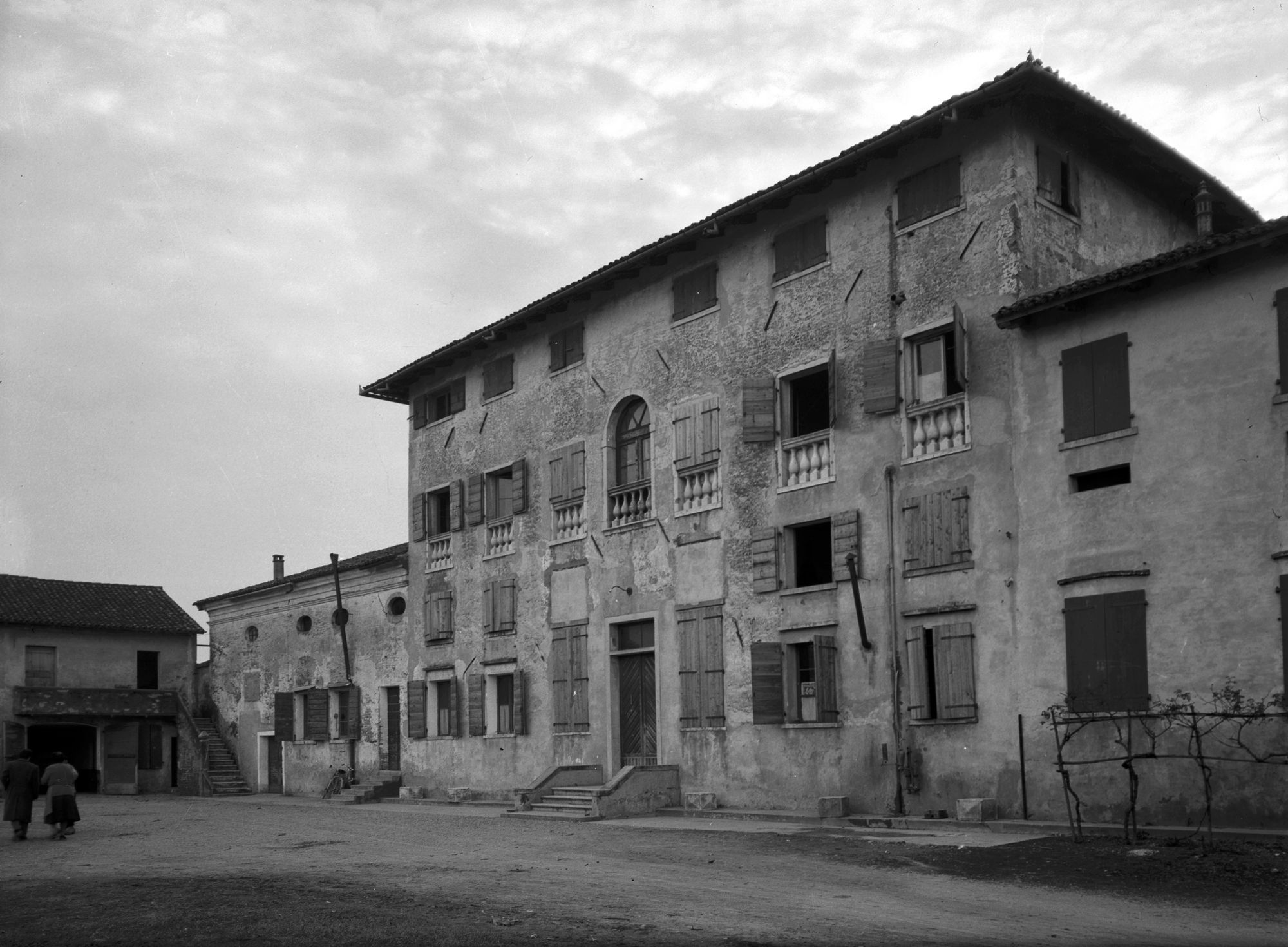 Casa Seguezzi. Prospetto sul cortile (negativo) di Gabinetto fotografico (XX)