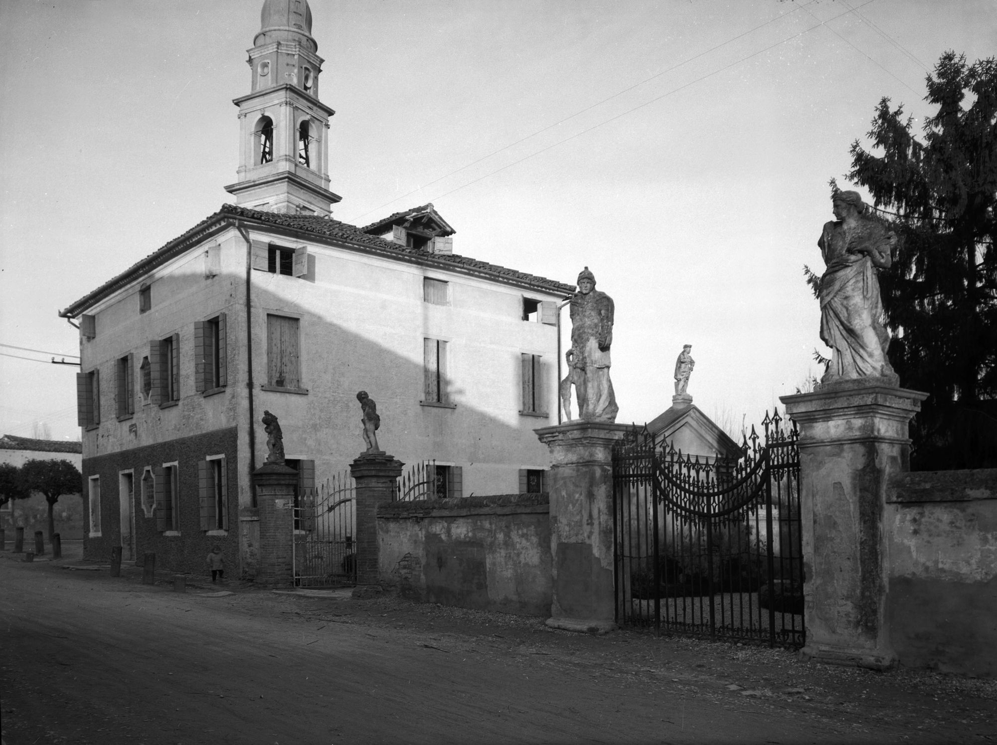 Villa Tosoni. Esterno col muro di cinta (negativo) di Gabinetto fotografico (XX)