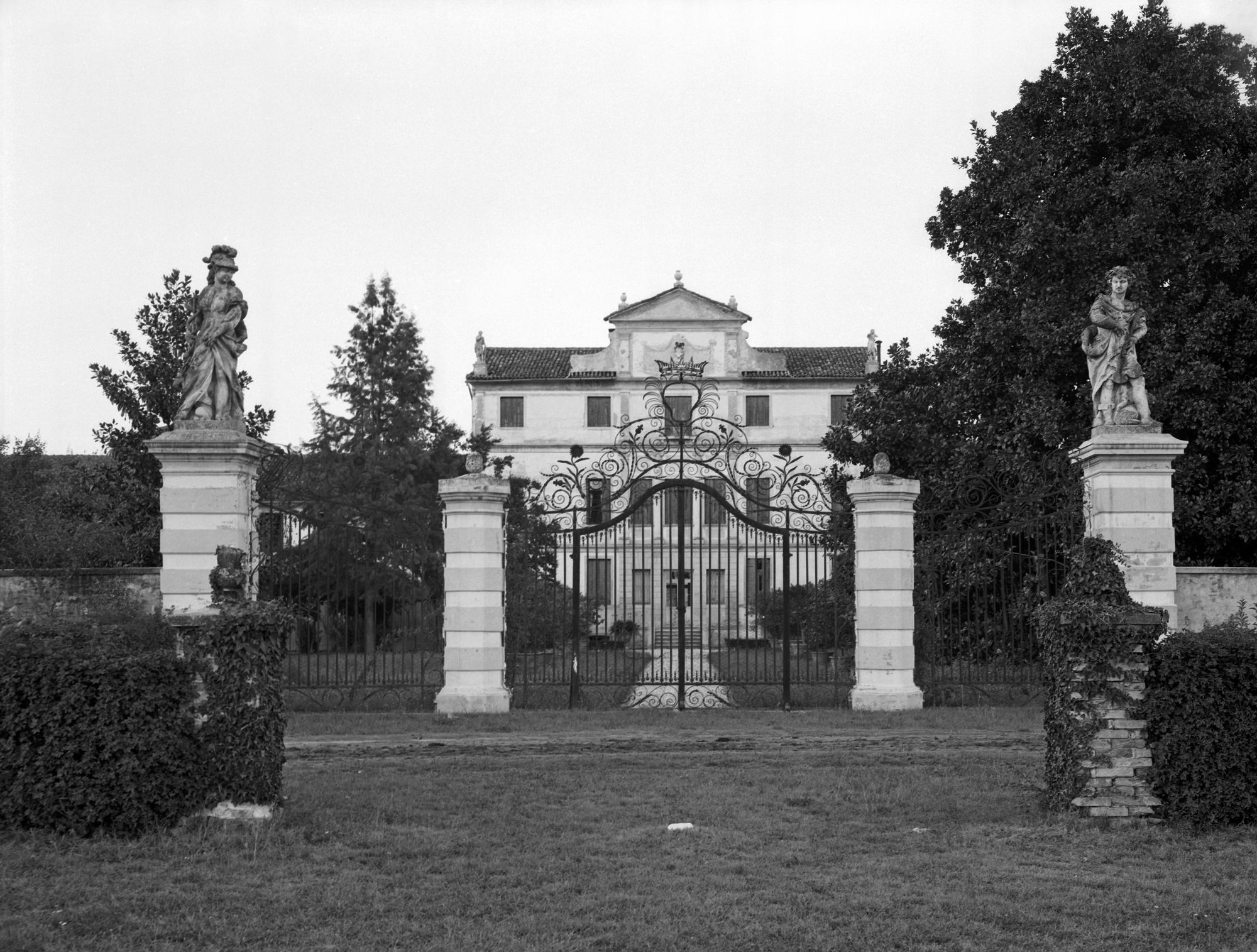 Villa Cabrini alle Statue, propietà Moore. Facciata e cancellata (negativo) di Gabinetto fotografico (XX)