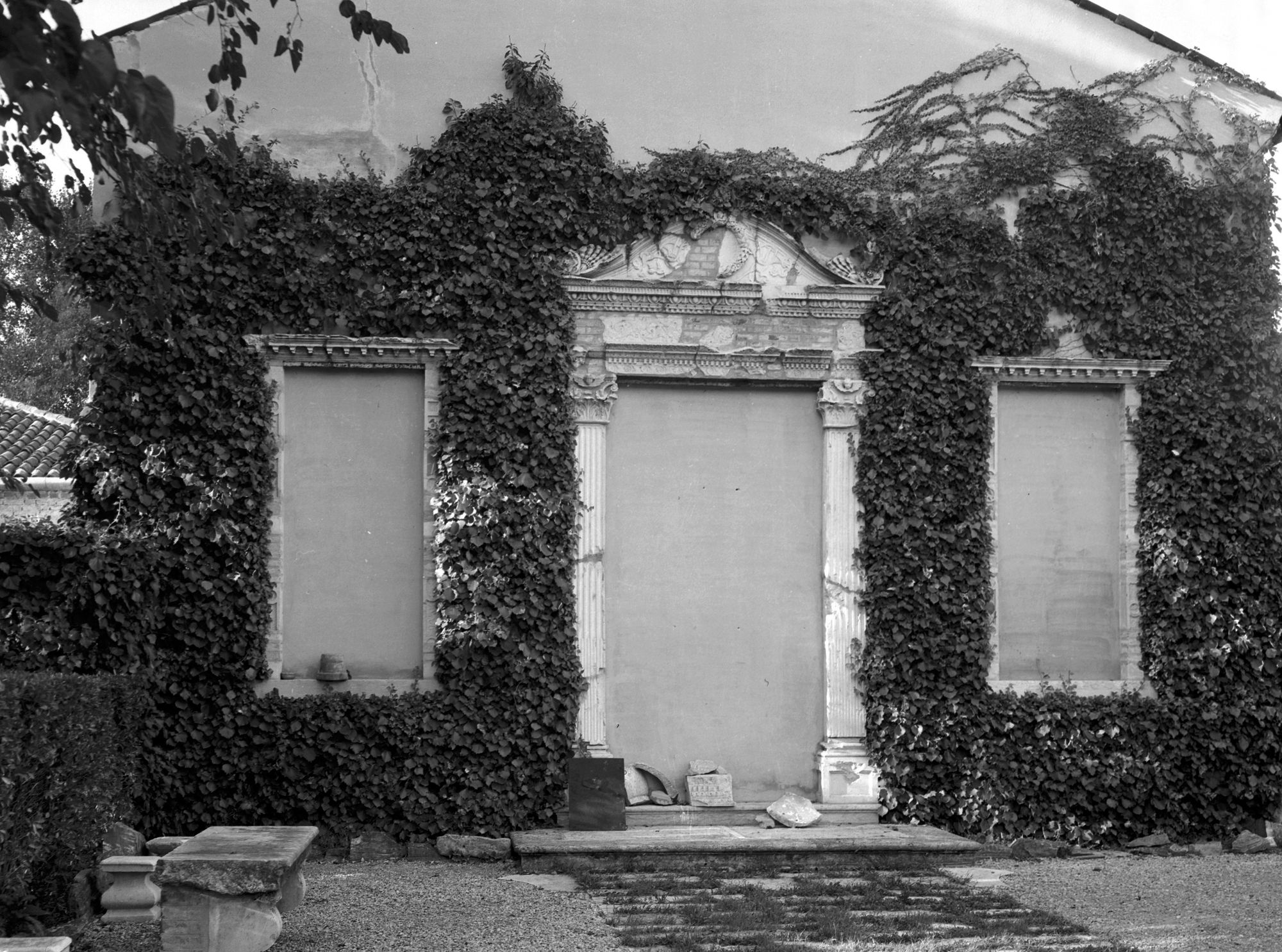 Villa Da Mula-Guarnieri. Portale e finestra (negativo) di Gabinetto fotografico (XX)