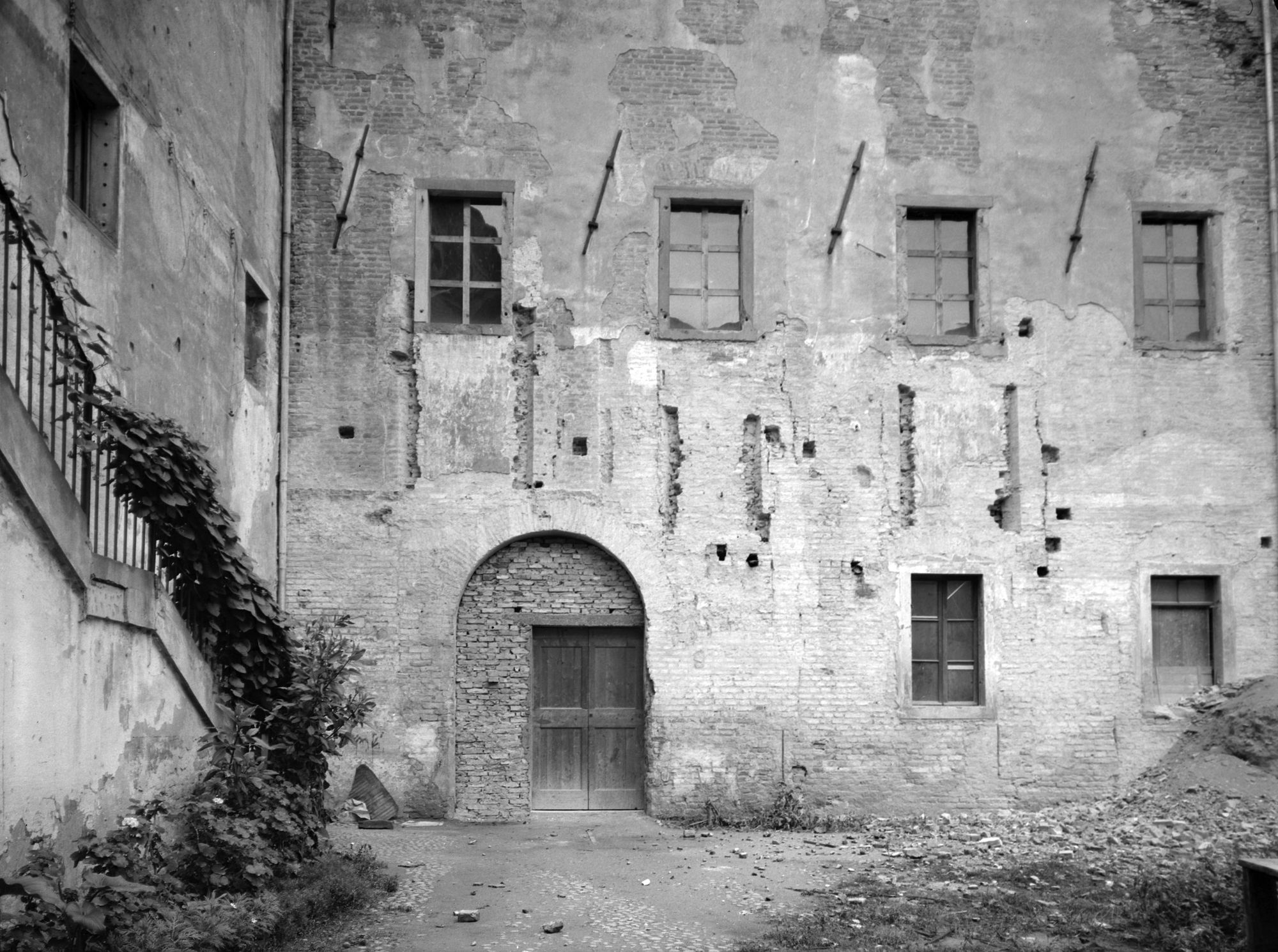 Chiesa Santa Giustina. Cortile del Refettorio (negativo) di Gabinetto fotografico (XX)