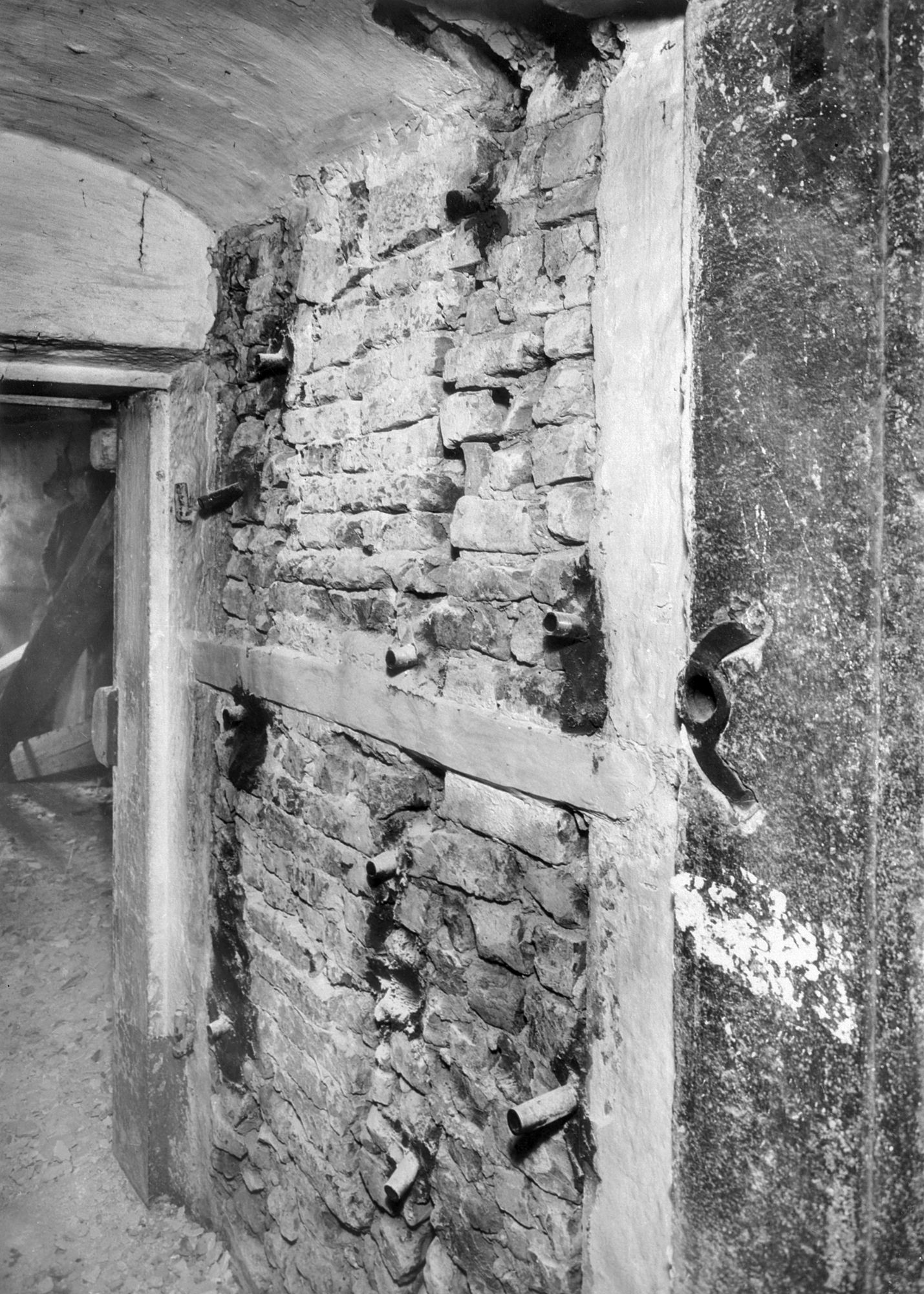 Torre degli Anziani. Particolare murario (negativo) di Gabinetto fotografico (XX)