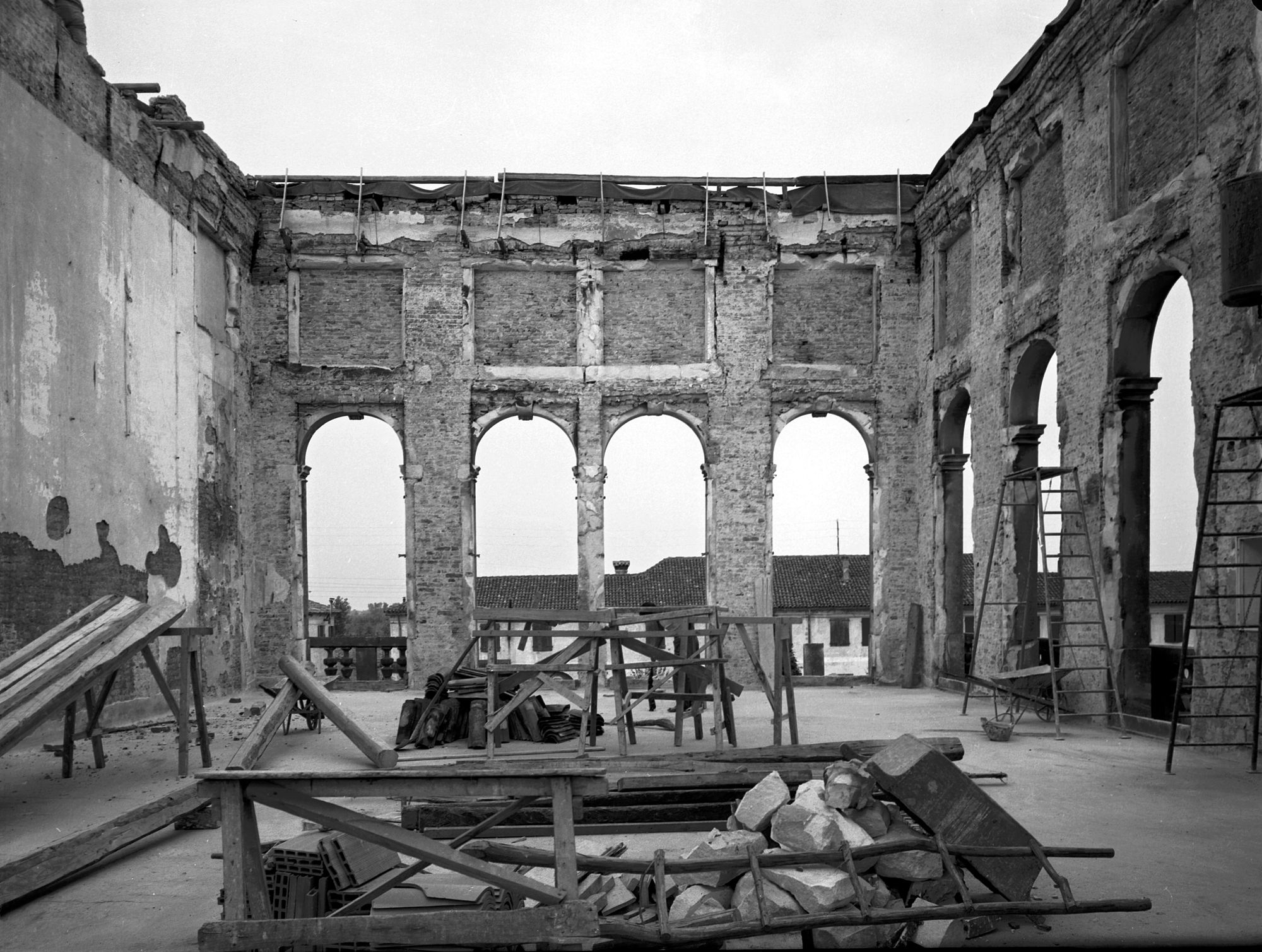 Palazzo Widman. Veduta del salone dopo l' incendio (negativo) di Gabinetto fotografico (XX)