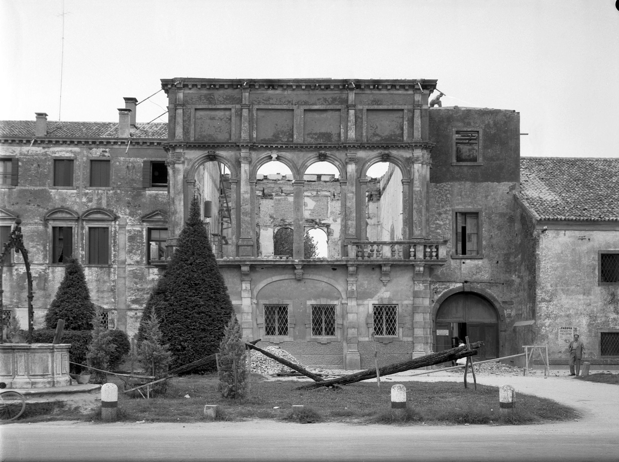 Palazzo Widman. Particolare della facciata dopo l' incendio (negativo) di Gabinetto fotografico (XX)