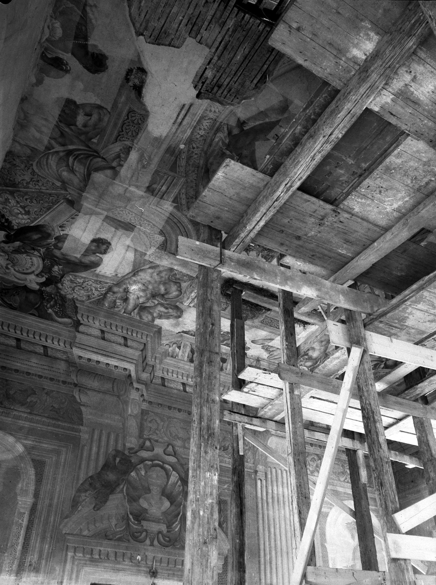 Villa Minelli. Particolare del soffitto e dell' impalcatura durante i lavori di restauro (negativo) di Gabinetto fotografico (XX)