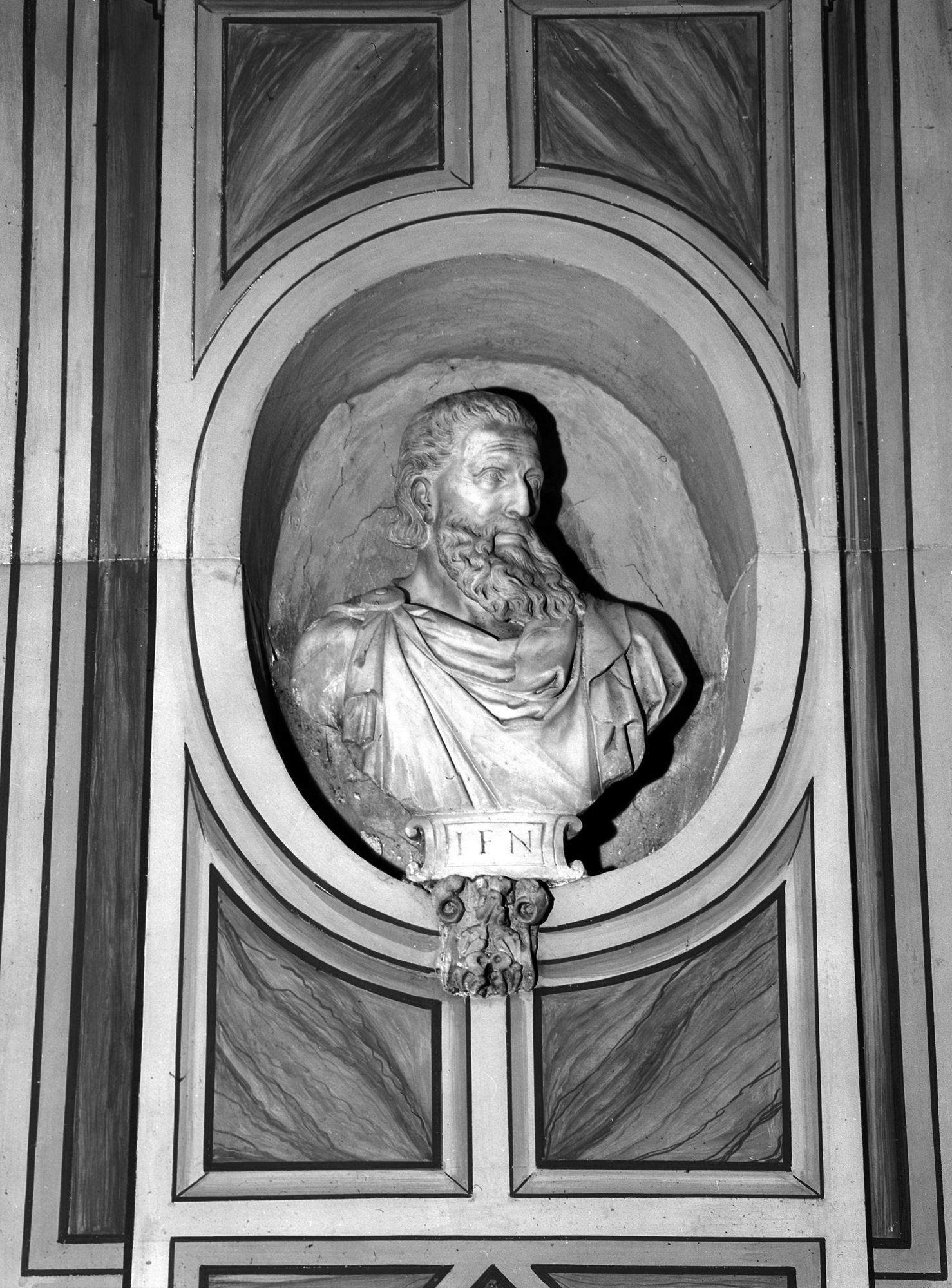 Chiesa del Santo. Busto d'uomo con l ' iniziale I.F.N (negativo) di Gabinetto fotografico (XX)