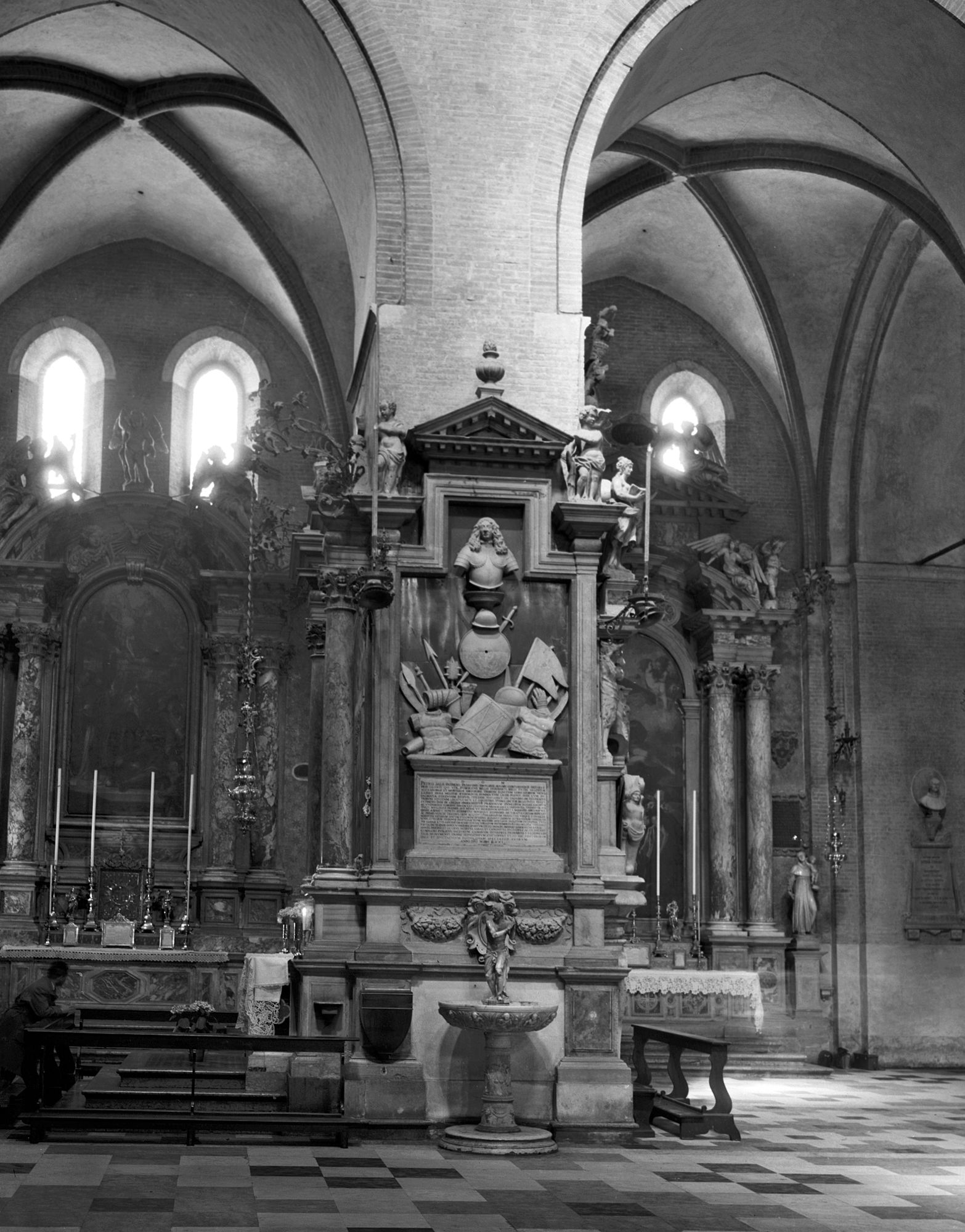 Chiesa del Santo. Monumento funebre su un pilastro della navata centrale (negativo) di Gabinetto fotografico (XX)