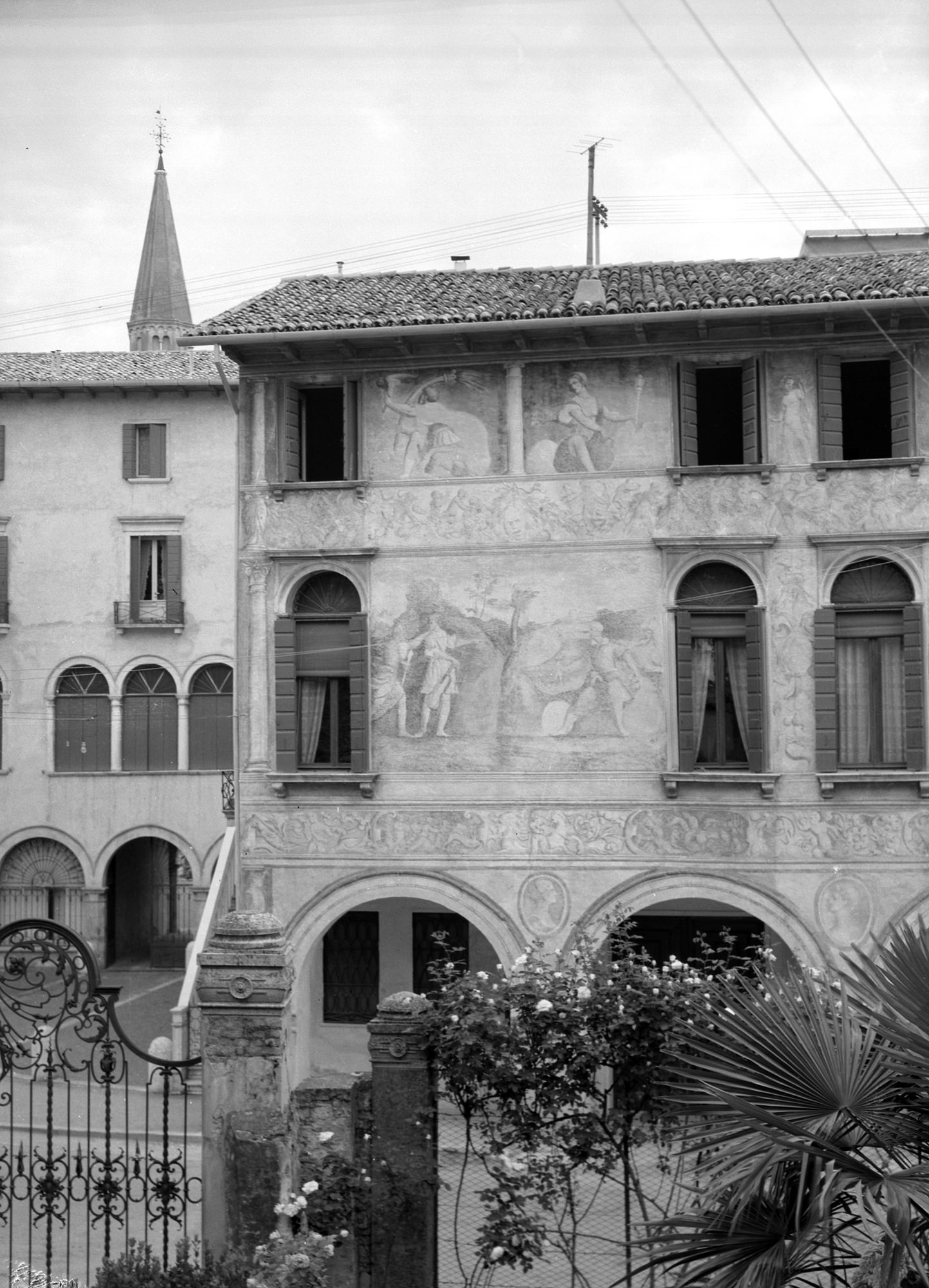 Casa Fabrizi. Facciata dopo il restauro (negativo) di Gabinetto fotografico (XX)