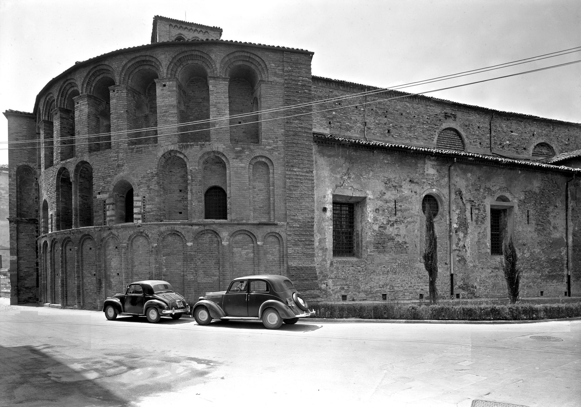 Chiesa Santa Sofia. Veduta esterna dell'abside a nord dopo i restauri (negativo) di Gabinetto fotografico (XX)