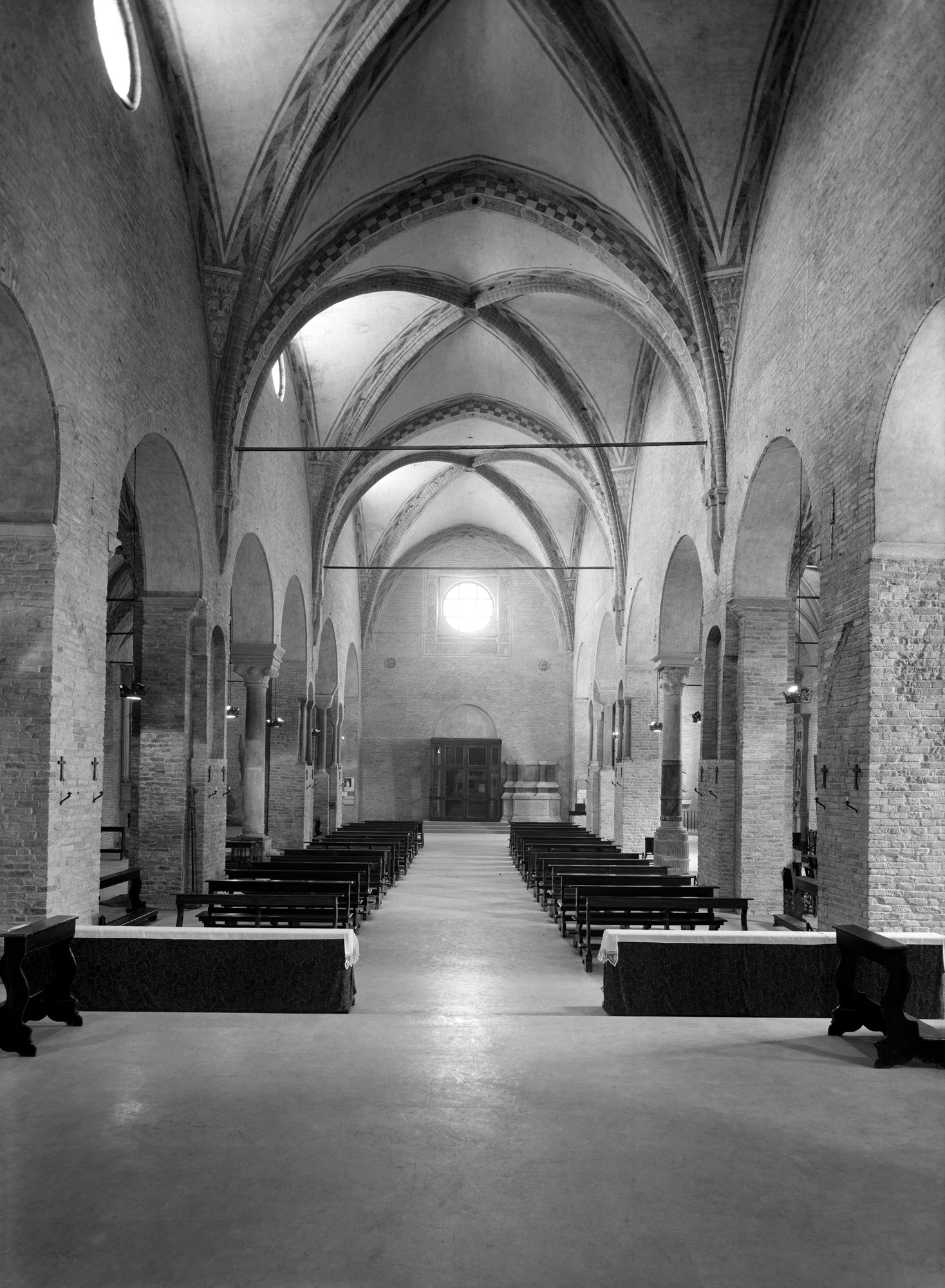 Chiesa Santa Sofia. Interno. Veduta dopo i lavori di restauro verso l' ingresso (negativo) di Gabinetto fotografico (XX)