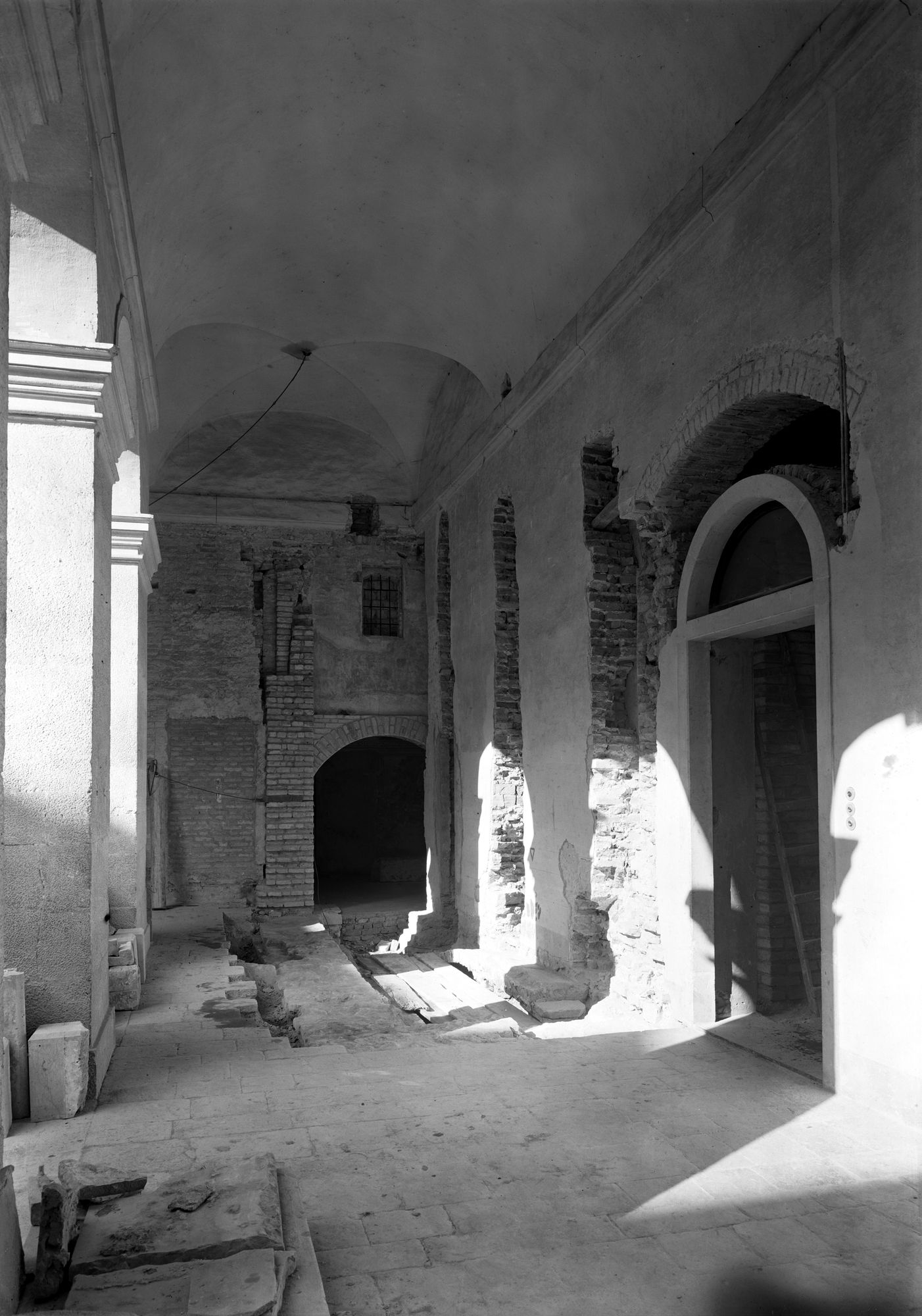 Chiesa Santa Giustina. Cappella San Prosdocimo. Resti dell' atrium durante i lavori di restauro (negativo) di Gabinetto fotografico (XX)