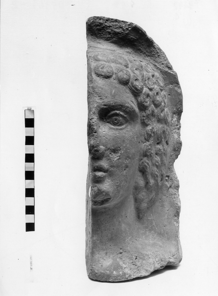 mezza testa femminile votiva (secc. IV a.C.-III a.C)