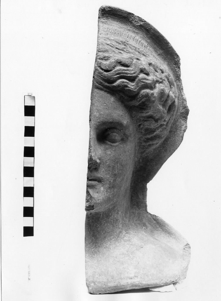 mezza testa femminile votiva (secc. III a.C.-II a.C)