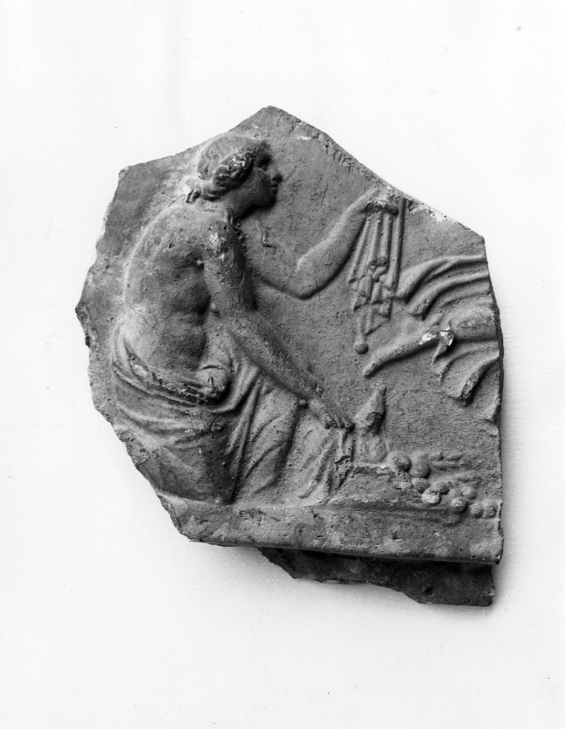 Scoprimento del Liknon (lastra di coronamento/ frammento, Rohden-Winnefeld, "secondo tipo") (età romana imperiale)