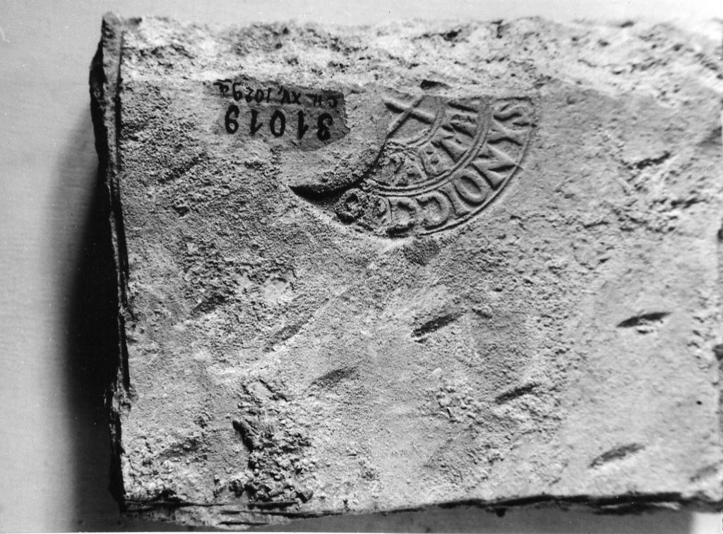 mattone con bollo - Gens Domitia (primo quarto sec. II d.C)