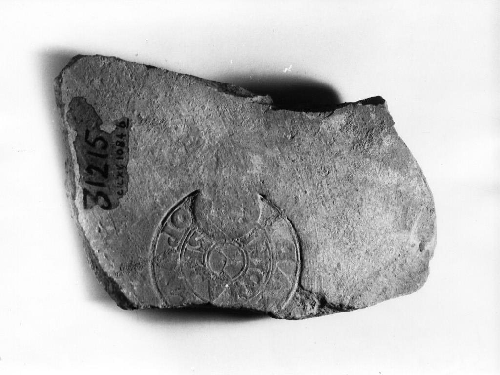 mattone con bollo - Gens Domitia (primo quarto sec. II d.C)