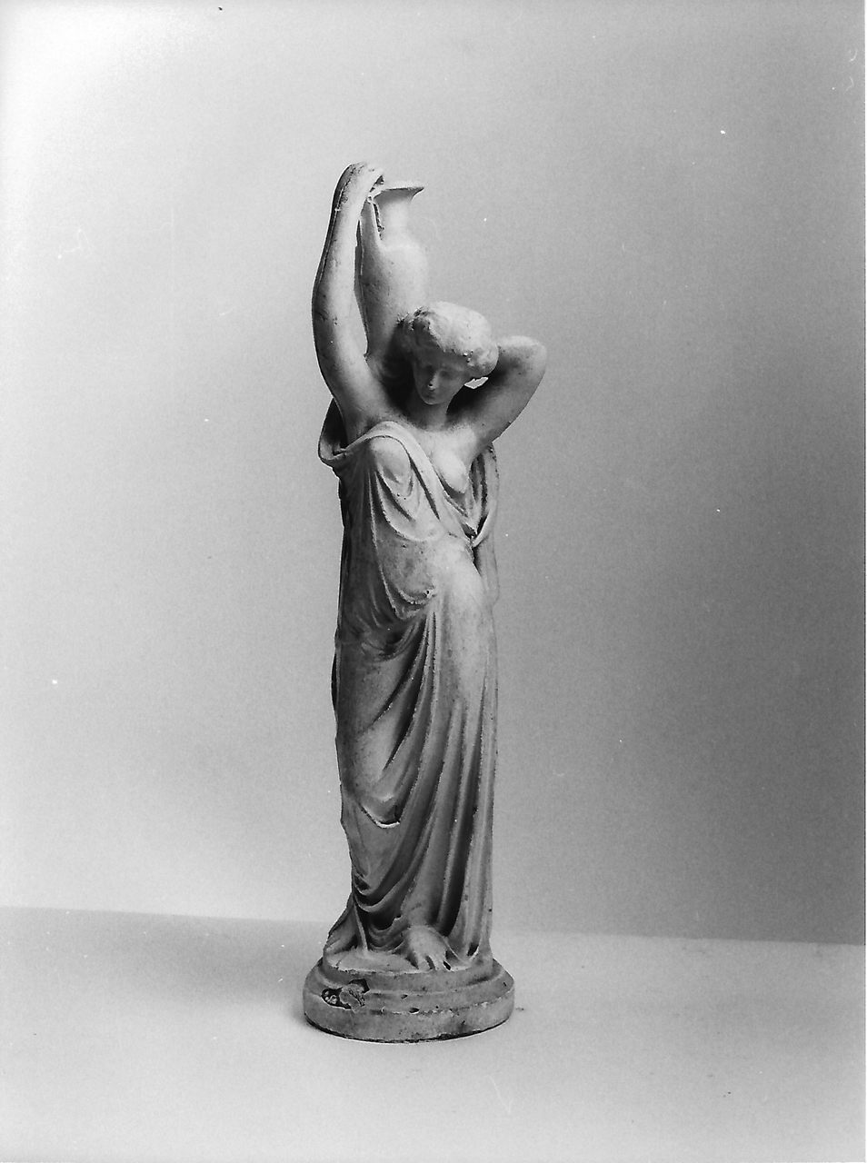 Figura femminile con anfora (calco, insieme) - produzione coreglina (secc. XIX/ XX)