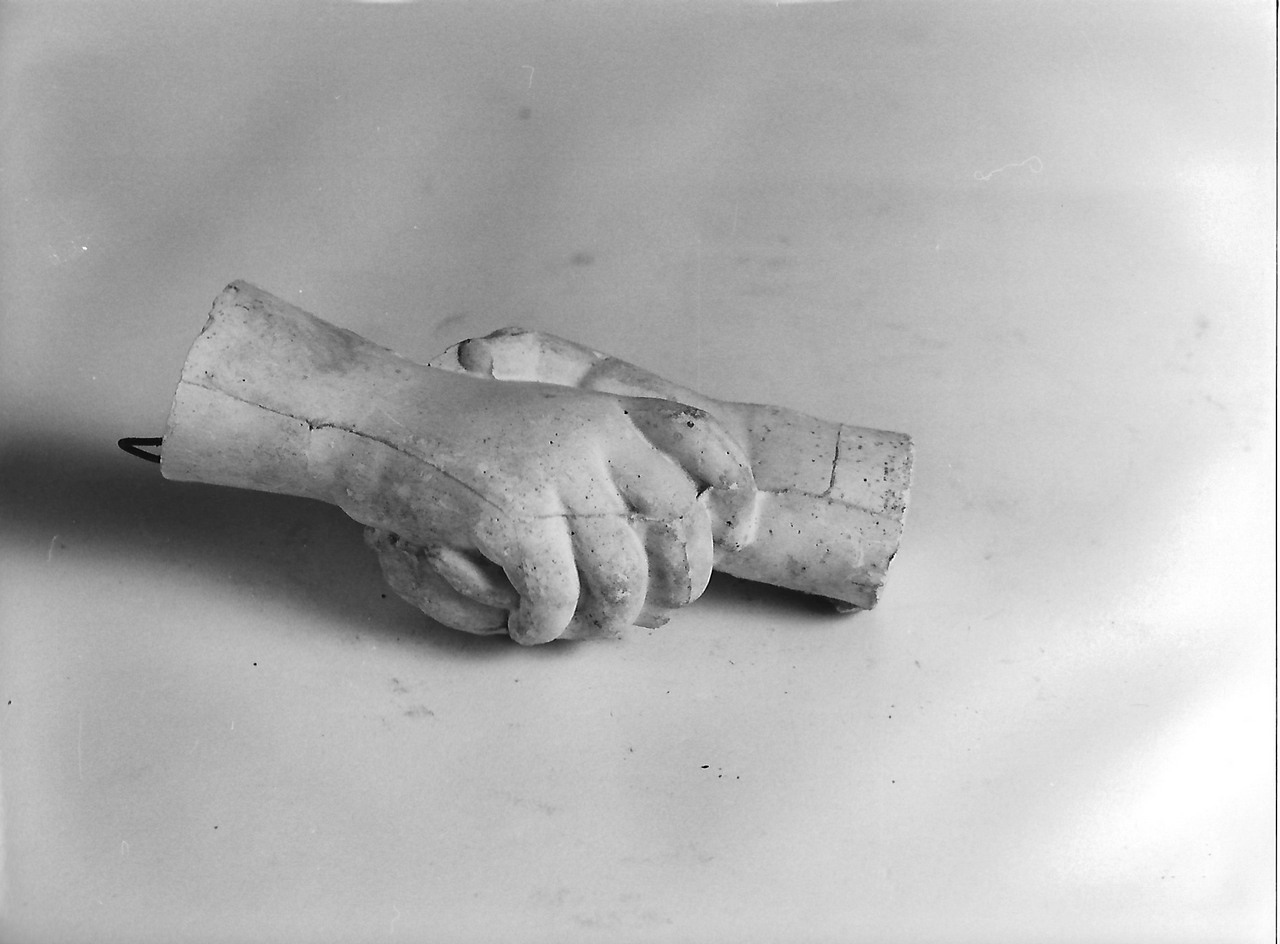 piccole mani che si tengono i polsi (calco, opera isolata) - produzione coreglina (fine sec. XIX)