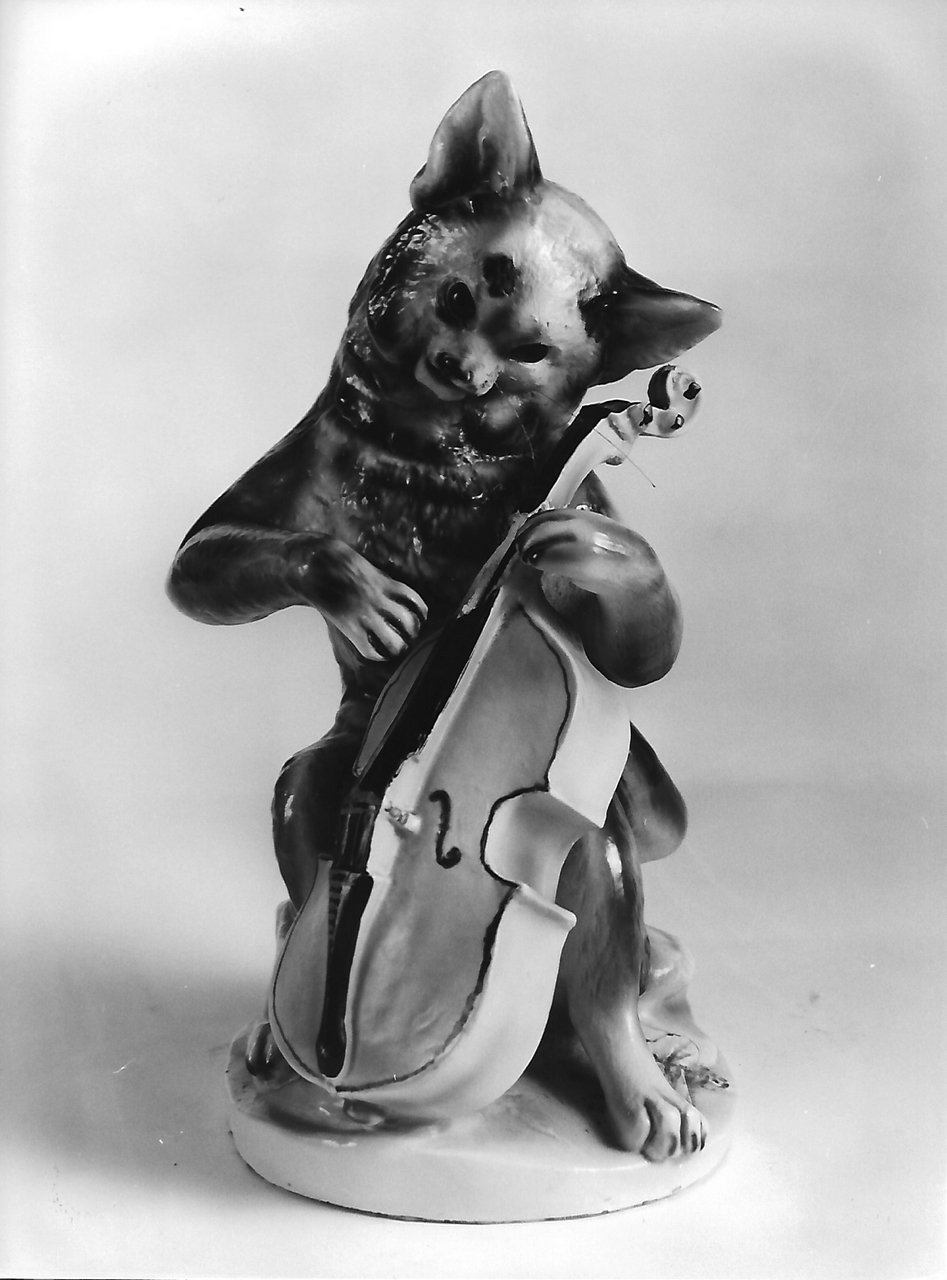 gatto che suona il violoncello (calco, opera isolata) - produzione coreglina (seconda metà sec. XX)