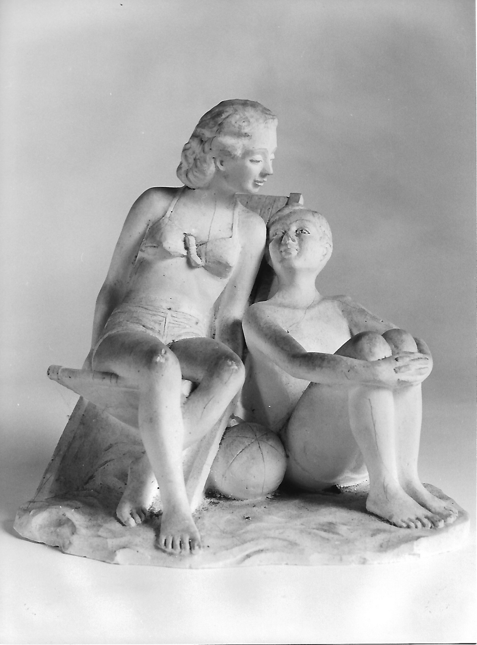 figura maschile e femminile in spiaggia (calco, opera isolata) - produzione coreglina (seconda metà sec. XX)