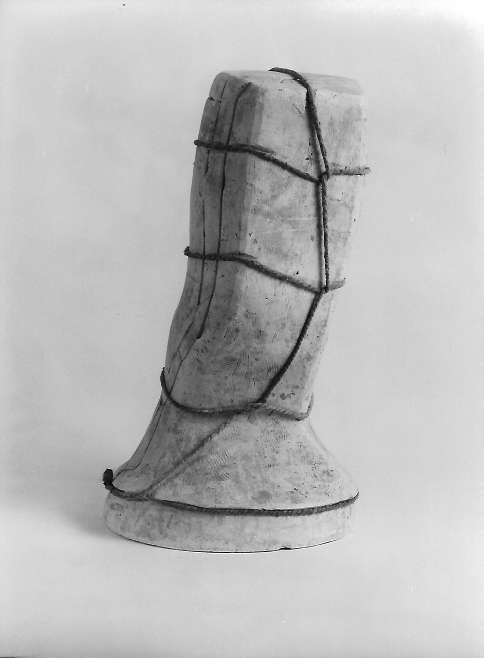 parte inferiore di un uomo visto nella sua muscolatura (stampo - a tasselli, opera isolata) - bottega coreglina (sec. XIX)