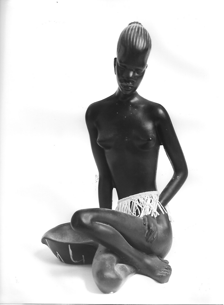 figura femminile nera seduta (calco, opera isolata) - produzione coreglina (seconda metà sec. XX)