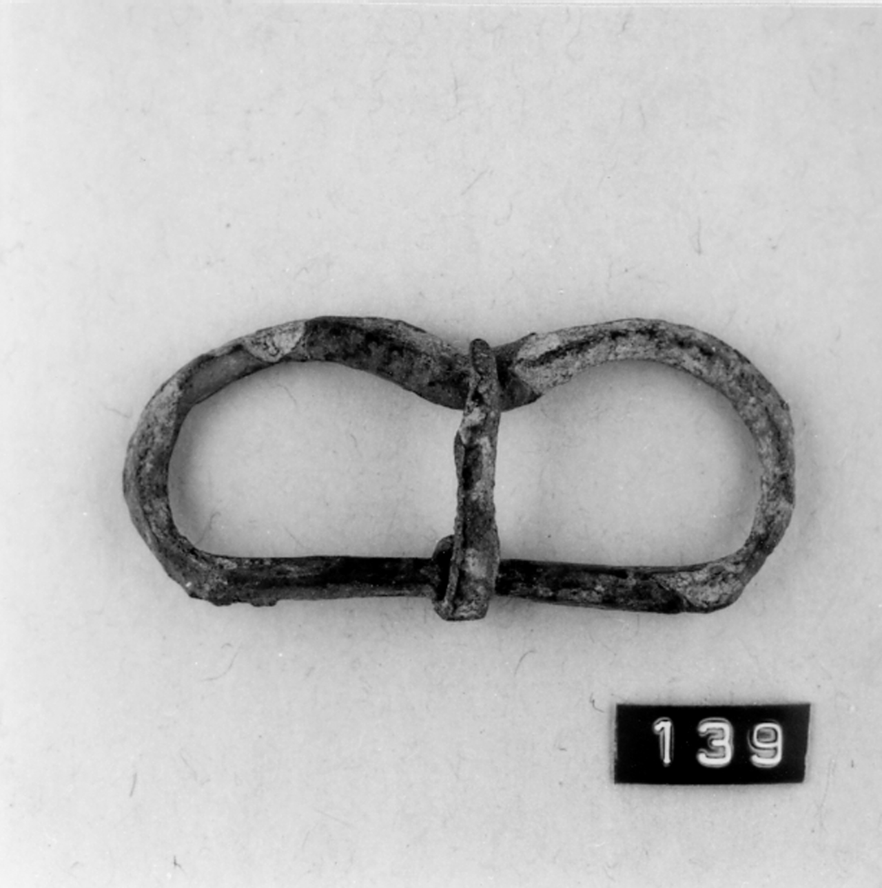 cintura/ gancio, Gancio ovale, con ardiglione (secc. I/ IV d.C)