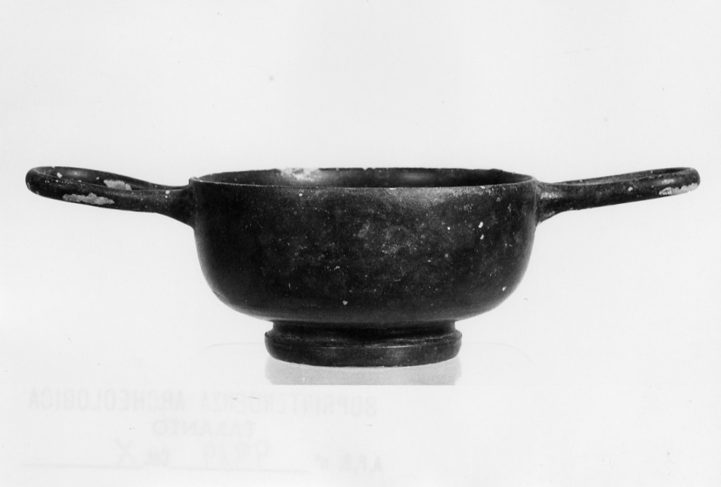 tazza - produzione tarantina (ultimo quarto sec. IV a.C)