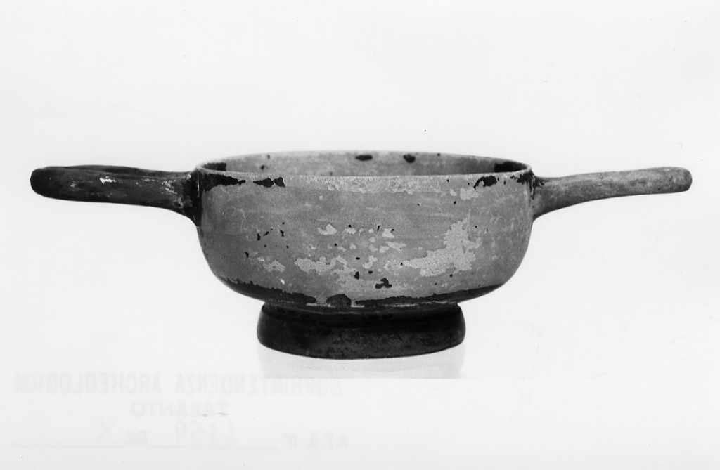 tazza - fabbrica locale (metà sec. IV a.C)