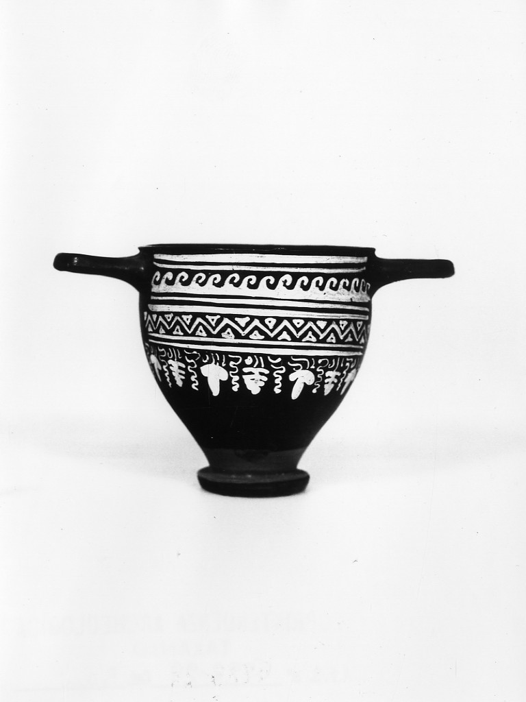 skyphos - ceramica tipo Gnathia (metà sec. III a.C)
