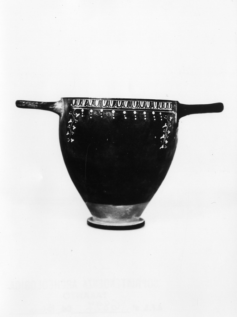 skyphos - ceramica tipo Gnathia (terzo quarto sec. IV a.C)