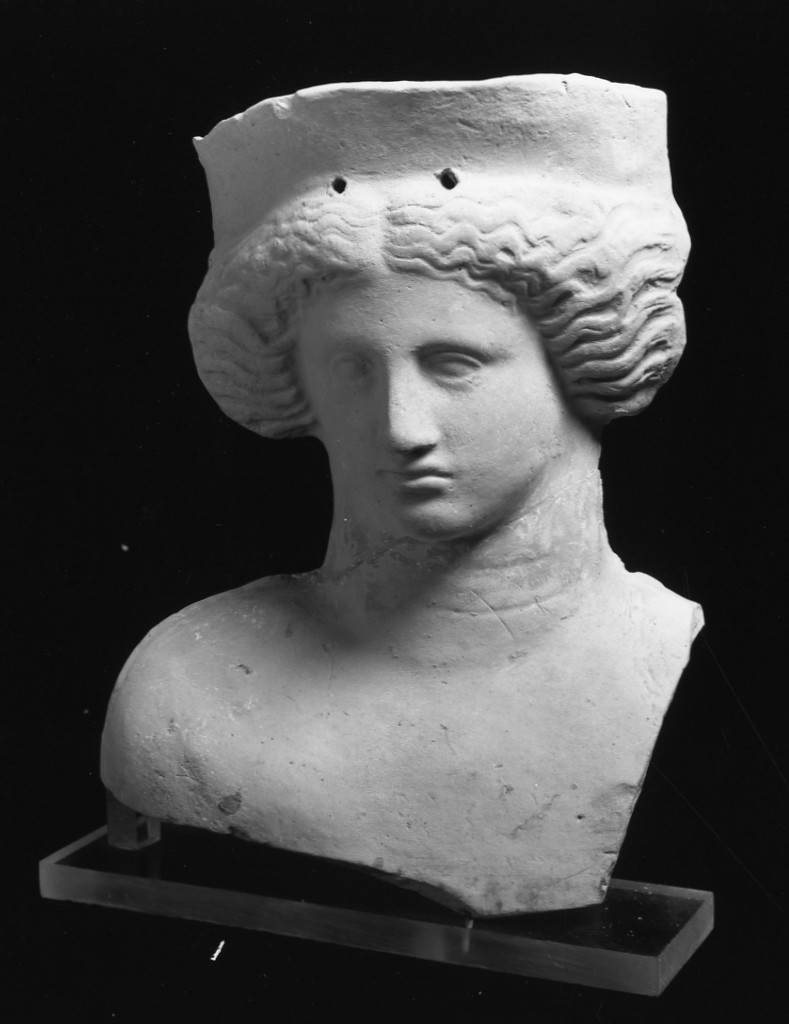 protome femminile (terracotta figurata) - officina tarantina (prima metà sec. IV a.C)