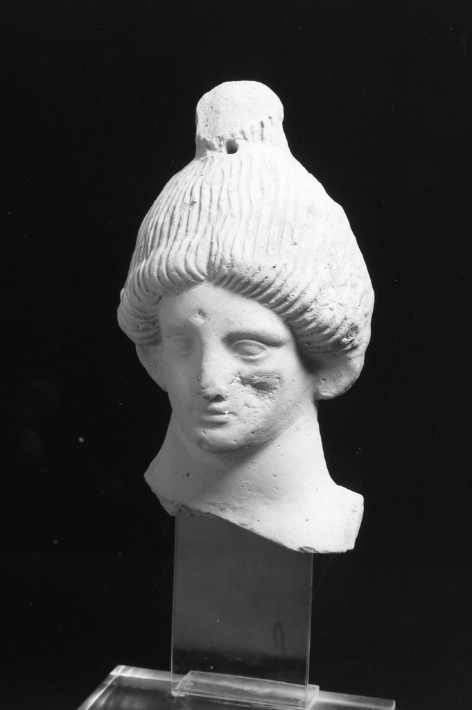 protome muliebre (terracotta figurata) - officina tarantina (inizio sec. III a.C)