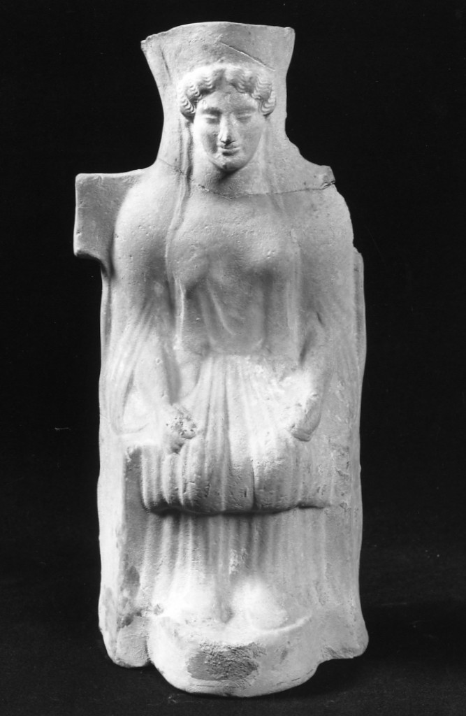 figura femminile in trono (terracotta figurata) - officina tarantina (metà sec. V a.C)