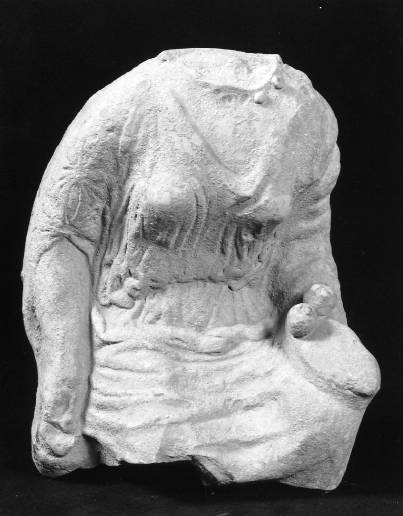 figura femminile seduta (statuetta) - officina tarantina (fine sec. IV a.C)