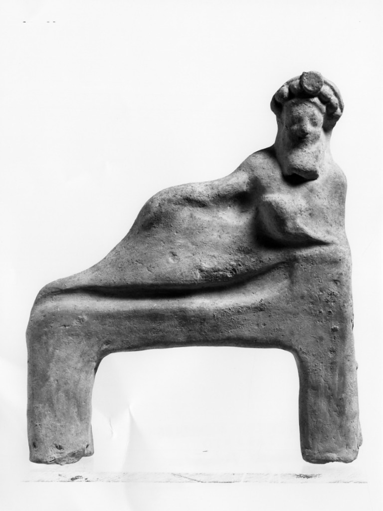 figura femminile in trono (terracotta figurata) - officina tarantina (inizio sec. V a.C)