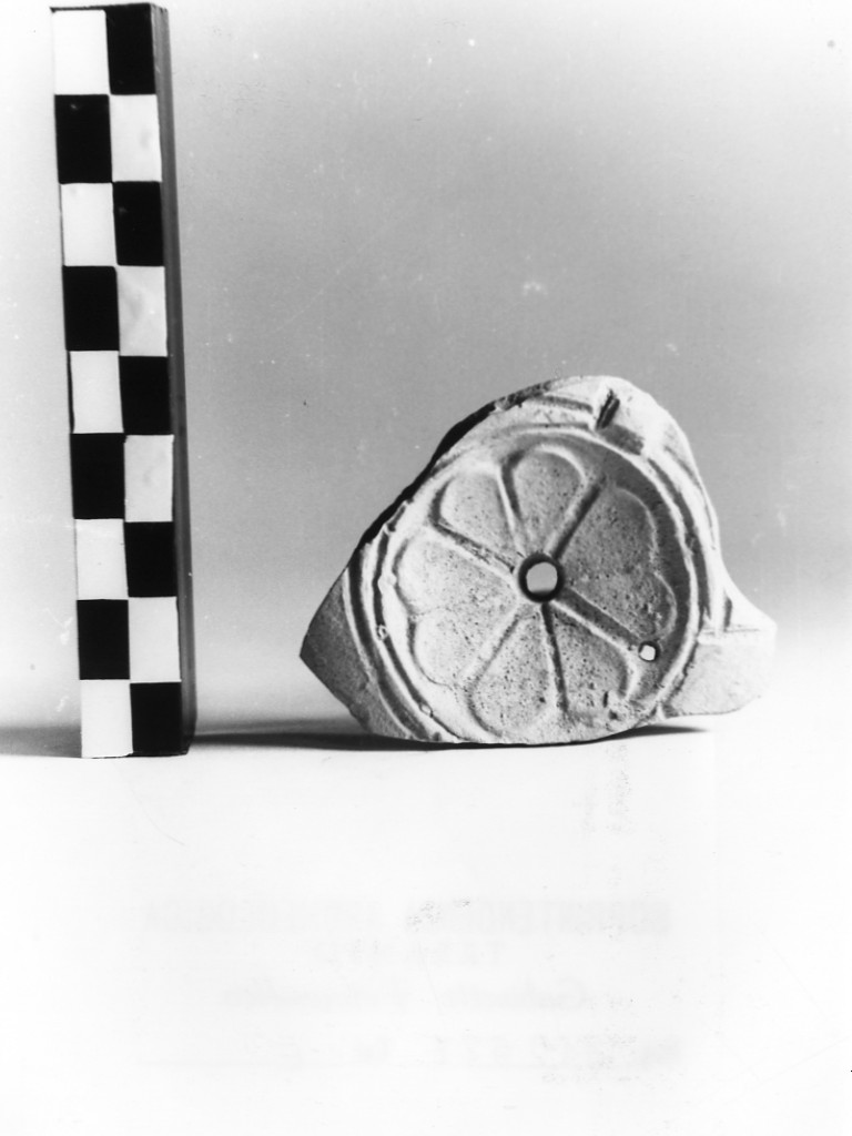 lucerna/ frammento - produzione corinzia (seconda metà sec. II d. C)