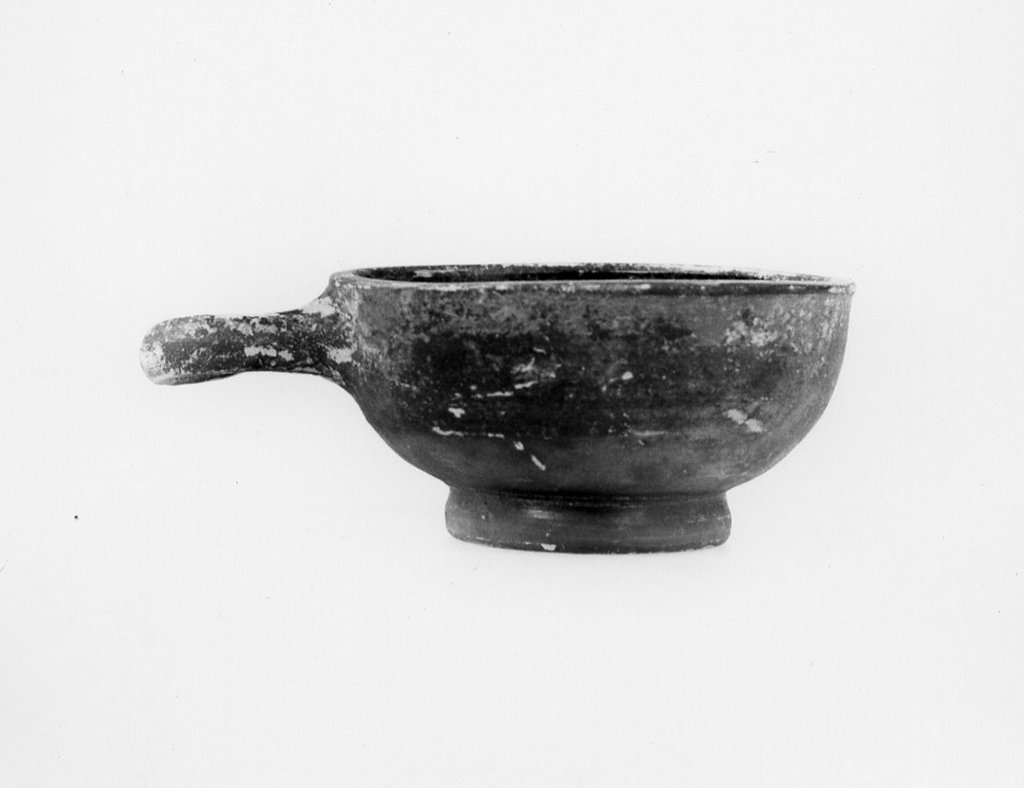 kylix - fabbrica apula (terzo quarto sec. IV a.C)