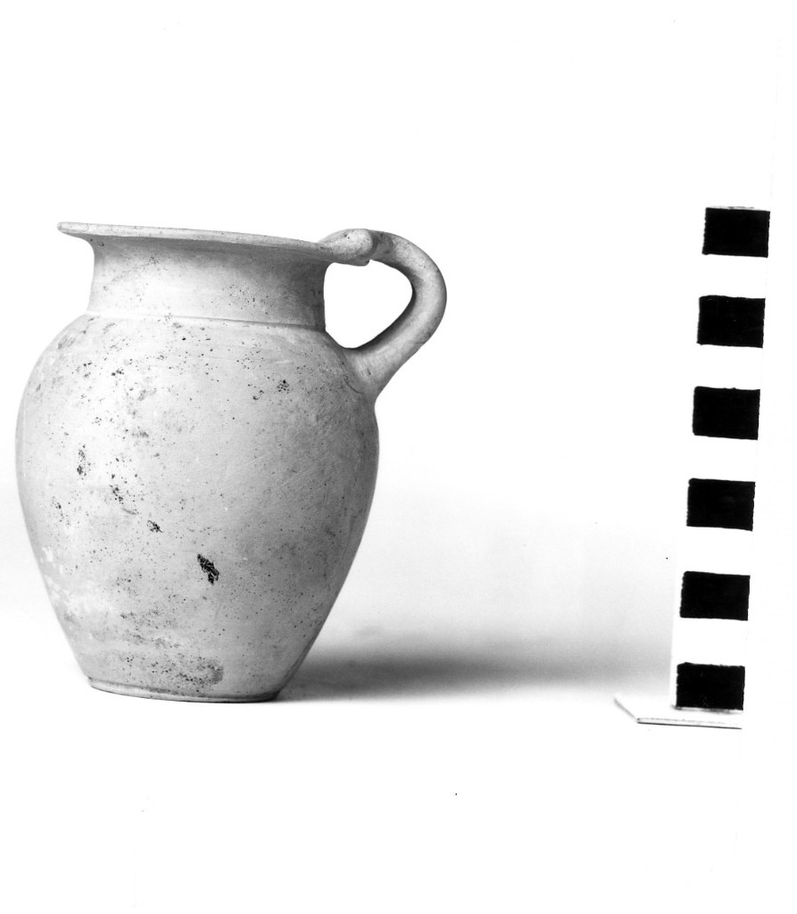 oinochoe a bocca rotonda - fabbrica apula (secc. IV - III a.C)