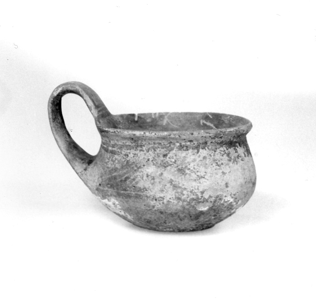 tazza (secc. IX/ VIII a.C)