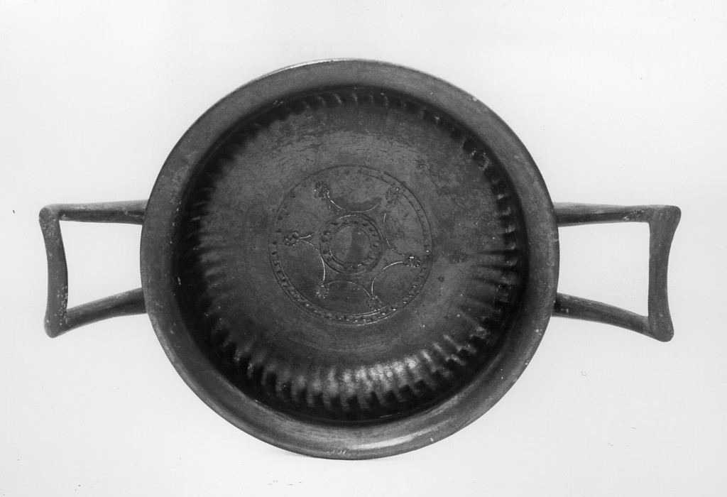 kylix - produzione italiota (metà sec. IV a.C)