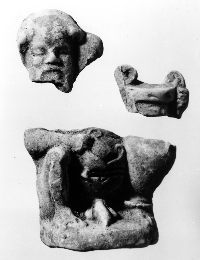 Satiro seduto con cratere a volute e kantharos (statuetta/ frammento) - produzione tarantina (secc. V/ IV a.C)