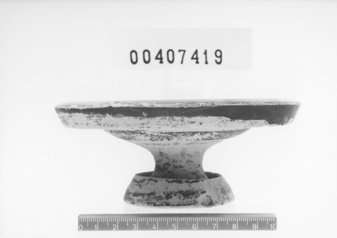 Piattello su alto piede, Morel, specie 1110 (Ultimo quarto, Primo quarto IV a.C, III a.C)