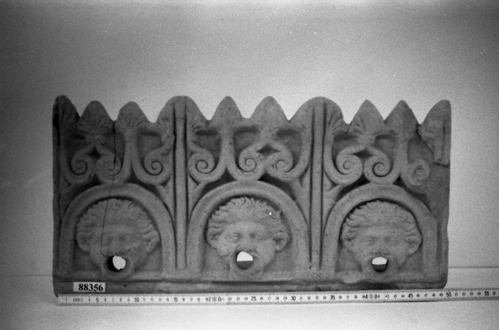 tegola/ frammento, tegola di gronda con lastra decorata (prima metÍ sec. I d.C)