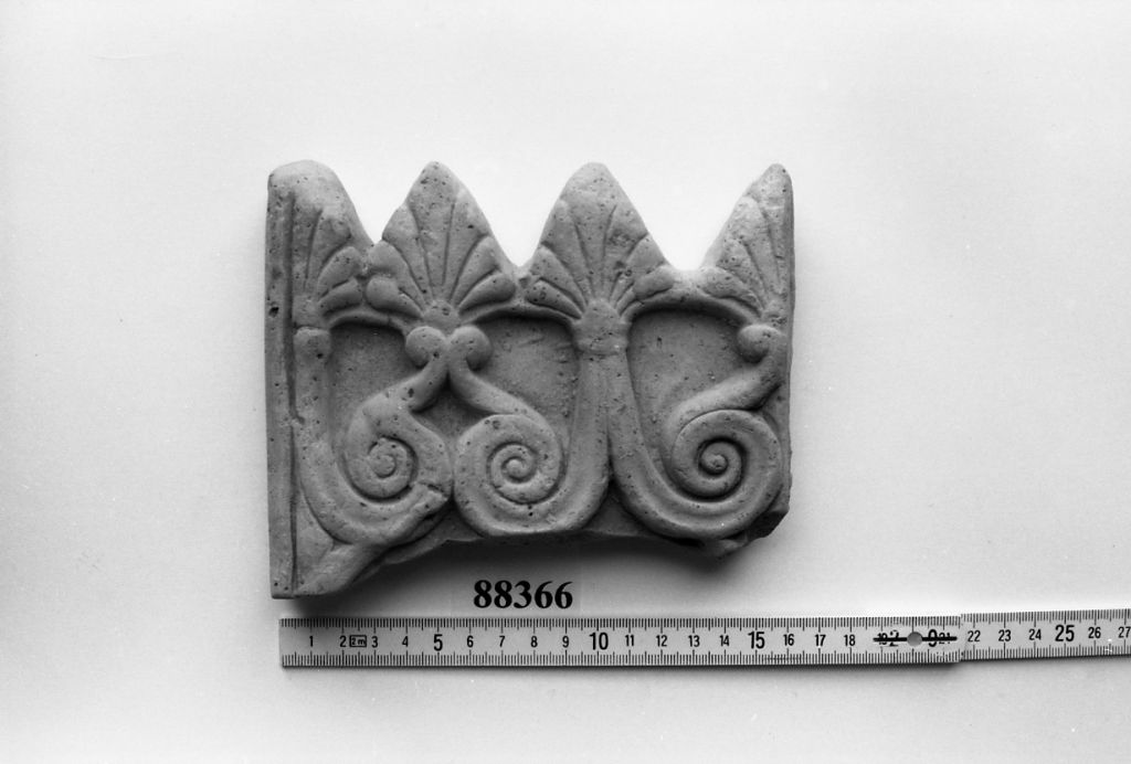 tegola/ frammento, tegola di gronda con lastra decorata (prima metÍ sec. I d.C)