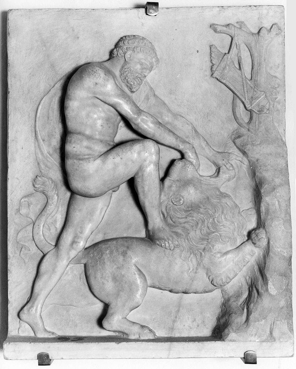 Ercole e il leone di Nemea (rilievo) di Ammannati Bartolomeo (bottega) (sec. XVI)