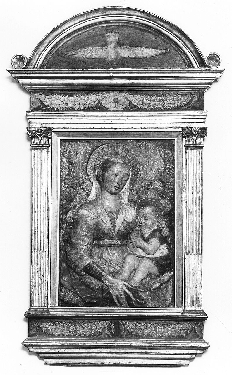 Madonna con Bambino (rilievo) di Rossellino Antonio (maniera) (sec. XV)
