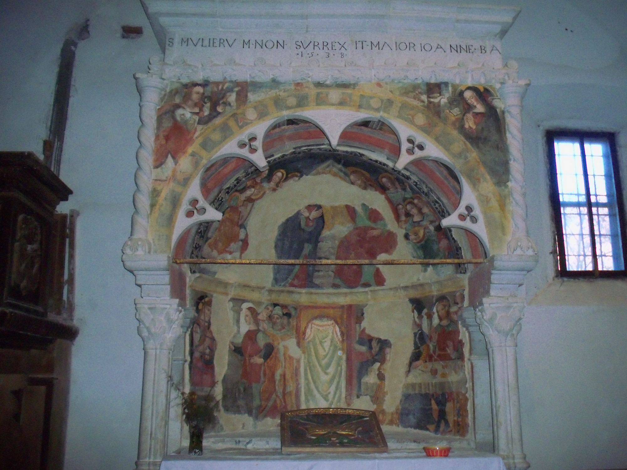 Annunciazione (estradosso); Incoronazione della Vergine (nicchia) (mostra d'altare, complesso decorativo) - bottega Italia centrale (XVI)